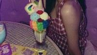 Jangan kaget kalau wanita bertubuh ramping ini doyan milkshake dengan topping es krim yang melimpah. Buktinya momen ini diunggah sendiri oleh Jennie di akun instagram pribadinya. Foto: Instagram jennierubyjane