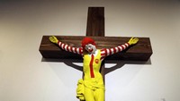 Begini penampakan karya seni kontroversial yang memajang maskot restoran cepat saji Ronald Mcdonald dan berpose seperti Yesus Kristus. REUTERS/Ammar Awad