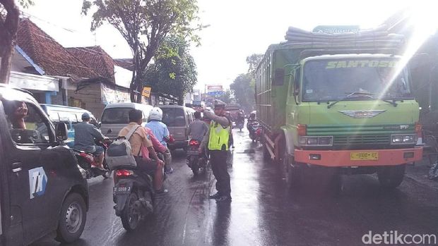 Diterjang Banjir, Jalan Raya Blega Bangkalan Macet Dua Arah 