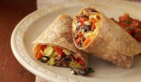Duh, Lucunya! Bayi Ini Coba Curi Burrito yang Dimakan Sang Ibu