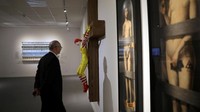 Menurut juru bicara museum tersebut, karya seni McJesus menunjukkan bagaimana maskot Ronald McDonald telah menjadi simbol budaya populer, telah mencapai level penyembahan religius. REUTERS/Ammar Awad.