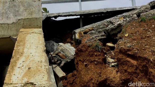 Tol Batang-Pemalang KM 321 Retak, Pondasi Penahan Jalan Longsor