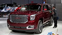 Contohnya adalah mobil SUV keluaran General Motors, GMC Yukon Denali SUV. Dengan lubang sarang radiator yang besar kita bisa membayangkan betapa hausnya mesin mobil menghisap udara.