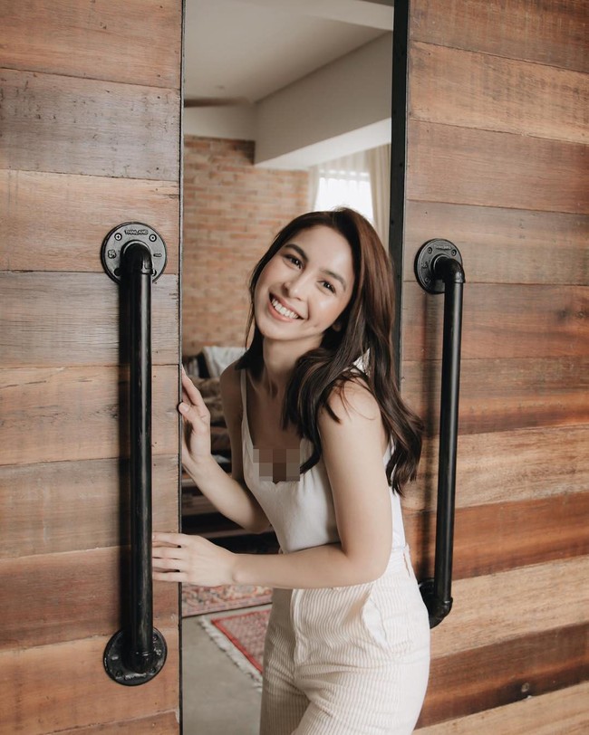 Wanita dengan 6,3 juta lebih pengikut di Instagram ini juga menjelaskan bahwa ia seperti beberapa wanita lainnya yang tidak nyaman memakai bra. Foto: Instagram @juliabaretto