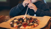 Pizza dengan keju mozarella jadi menu makan siang Calton kali ini. Ia tak melewatkan momen saat menyantap pizza hangat dengan keju yang mulur meleleh.  Foto: instagram @sopo.snaps