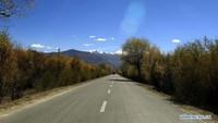 Tibet menginvestasikan 37,29 miliar yuan (sekitar US$ 5,5 miliar) dalam proyek jalan pedesaannya tahun lalu, termasuk membangun dan meningkatkan 13.000 kilometer jalan pedesaan. Xinhuanet/Istimewa.