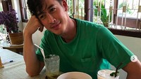 Banyak orang menyebut penampilan Utt tak berubah. Di usia 45 tahun ia memang masih bergaya seperti anak muda, termasuk ketika makan aneka dumpling. Foto: Instagram whattheutt