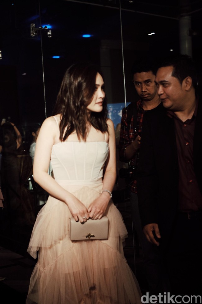 Memiliki wajah bening, Shandy mengaku tidak melakukan perawatan yang macam-macam seperti botox. Menurutnya garis halus satu atau dua wajar saja. Foto: Silmia Putri/Wolipop