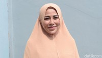 Tapi kali ini Cinta memastikan pernikahannya dengan pria asing kali ini adalah resmi, bukan siri. Ia berharap ini juga jadi pernikahan terakhirnya. Foto: Noel/detikFoto