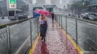 Menurut BMKG hujan deras disertai petir masih terus akan terjadi dalam beberapa hari kedepan.