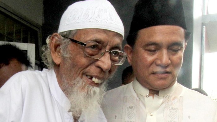 Yusril Ihza Mahendra mengunjungi Abu Bakar Baasyir di LP Gunung Sindur, Bogor. Ia mengabarkan bahwa Jokowi telah setuju untuk membebaskan Abu Bakar Baasyir.