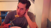 Aktivitas Utt bisa diintip di Instagram whatheutt yang kini punya 250 ribu followers. Begini nih tatapan tajam pria Thailand ini saat makan pasta bertopping kerang. Foto: Instagram whattheutt