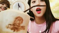 Masih sempat melakukan wefie saat menikmati air kelapa dalam batok. Meski sebagian wajahnya tertutup sedotan, wajah Jisoo masih terlihat menggemaskan. Foto: Instagram jisoo.blackpink  