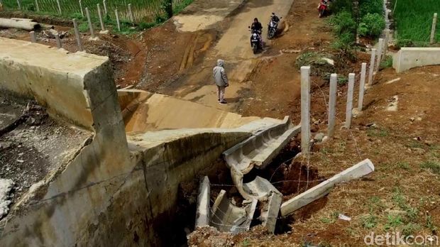 Tol Batang-Pemalang KM 321 Retak, Pondasi Penahan Jalan Longsor
