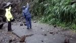 Foto: Evakuasi Warga yang Terisolir Akibat Longsor di Bukit Abang Bangli