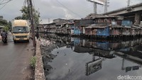 Bahkan air sungai terlihat kusam dengan warna hitam pekat.