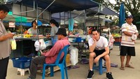 Nggak melulu di restoran keren, Utt tak masalah saat harus makan enak di penjaja kaki lima. Lihat saja gaya santainya pakai kaos putih plus celana pendek. Foto: Instagram whattheutt