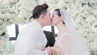 Ciuman kebahagiaan usai keduanya resmi menjadi sepasang suami istri.