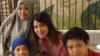  Karirnya seolah tak pernah surut. Ia masih sering didapuk menjadi presenter acara debat Cagub dan Cawagub sampai Capres dan Cawapres 2019. Foto: Instagram oktofin_ori