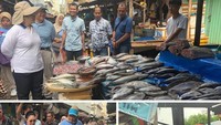 Penjual ikan, kepiting dan kerang juga turut mendapat kunjungan dari putri Alm. Soeharto ini. Titiek tak sungkan berpose sambil memegang ikan. Foto: instagram @titieksoeharto