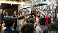 Via berhasil menghibur para pengunjung dan juga penonton yang datang.