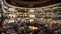 Juga banyak terdapat bangku-bangku yang tersebar di dalam toko untuk kenyamanan pengujung. Jadi kamu tidak perlu takut kelelahan memilih buku. (Ronaldo Schemidt/AFP)