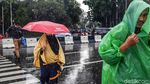 Perjuangan Menembus Hujan Deras di Thamrin