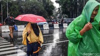 Hujan deras ini membuat warga harus ekstra lebih berhati-hati saat melintas dan menjalani aktifitas, terlebih saat berada di luar ruangan.
