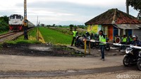 Kondisi jalur yang tak berpalang otomatis itu pun membutuhkan penjagaan yang maksimal, karena para petugas harus mengetahui kapan kereta akan melintas untuk segera menutup palang perlintasan dan tidak membahayakan para pengguna jalan. Pool/Dok.Detikcom/Satria Nandha.