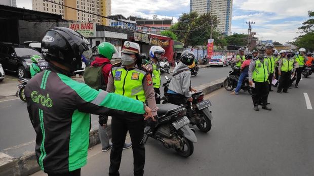 Pelanggar beralasan bahwa posisi polisi melakukan razia salah.