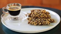 Kopi asal Indonesia ini terkenal karena rasanya yang nikmat. Harganya yang tinggi menjadikan kopi luwak dikategorikan sebagai makanan mewah. Kopi yang melewati fermentasi dalam perut luwak ini harganya sampai Rp 3,8 juta perkilo. Foto: Istimewa