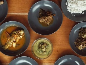 Cicip Jengkol Balado hingga Ayam Bumbu Saksang di 5 Resto Artis Ini