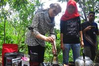 22 Mahasiswa Asing Belajar Olah Kopi Khas Muria di Kebun Kopi 
