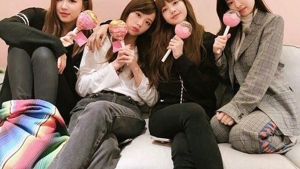 Hati-hati Terpesona! Ini Aksi 4 Member Blackpink Saat Kulineran dan Masak