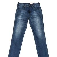 Straight Cut. Jeans berpotongan lurus cocok dipakai untuk semua bentuk tubuh. Model celana jeans seperti ini klasik dan multigaya karena aman dipadukan dengan berbagai tipe sepatu mulai dari high heels, flats, sneakers hingga sandal. Foto: iStock