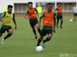 Indra akan menggelar promosi dan degradasi pemain akhir pekan ini. Dia membuat game internal. 