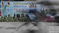 Mural tentang pelestarian lingkungan menghiasi jalan di kawasan Kali Sunter, Jakarta, Jumat (18/1/2019).