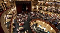 Beginilah pemandangan yang bisa kamu nimati saat mencari buku di toko buku El Ateneo Grand Splendid. (Marcos Brindicci/Reuters)