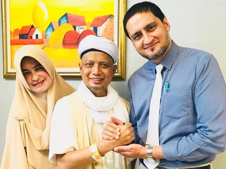 Ustaz Arifin Ilham Tinggalkan RS di Penang Malaysia, Siap Berdakwah Lagi Ustaz Arifin Ilham Tinggalkan RS di Penang Malaysia, Siap Berdakwah Lagi