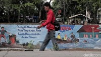 Keberadaan mural yang berwarna-warni itu pun menarik perhatian masyarakat yang melintas.