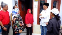 Presiden Jokowi meninjau langsung pelaksanaan penyambungan listrik ke sejumlah rumah warga yang ada di Dusun I Kampung Pasar Kolot, Kabupaten Garut dengan didampingi oleh EVP Telkomsel Area Jabotabek-Jabar, Ririn Widaryani ditemani oleh Menteri BUMN Rini Soemarno. Foto: dok. BUMN