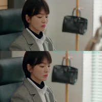 Tas Hermes kembali menghiasi penampilan Song Hye-Kyo di serial Encounter yang tengah tayang di Trans TV setiap Senin - Jumat pukul 18.00 WIB. Kali ini istri dari aktor Son Joong-ki itu menenteng tas Hermes Birkin yang harganya lebih dari Rp 250 juta. Foto: Instagram @kdrama_fashion