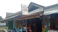 MM Book Shop berdiri di Pangandaran sejak 1987. Mempunyai ribuan koleksi, toko buku ini menjadi buruan wisatawan penggemar buku untuk menjual, membeli atau menukar buku mereka. (Andi Nurroni/detikTravel)