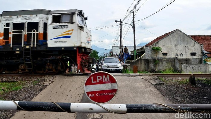 Jalur perlintasan kereta api di Jalan Cimencrang, Gedebage, Kota Bandung masih menggunakan palang manual. Hal itu tentu membahayakan bagi para pengguna jalan.