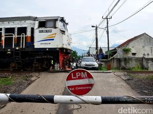 Duh, Leher Pembonceng Motor Ini Tersangkut Palang Kereta Api