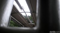 JPO yang berada di jalur protokol Jakarta ini nampak tak terawat.