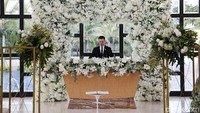 Hiasan bunga menghiasi tempat di mana keduanya akan mengucapkan janji nikahnya.