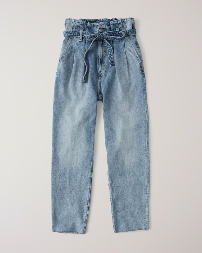 Paperbag Waist. Jeans berpotongan lurus atau baggy dengan tambahan material pada bagian pinggang, sehingga bisa diserut dan menghasilkan efek seperti tas kertas. Jeans ini cocok dikenakan bersama ikat pinggang dengan strap kecil. Foto: ASOS
