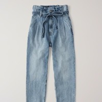 Paperbag Waist. Jeans berpotongan lurus atau baggy dengan tambahan material pada bagian pinggang, sehingga bisa diserut dan menghasilkan efek seperti tas kertas. Jeans ini cocok dikenakan bersama ikat pinggang dengan strap kecil. Foto: ASOS