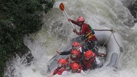 Fatih pernah ke Bandung dan bertemu Ridwan Kamil. Nih saat dia mencoba arum jeram di Bandung. (therealfatih/Instagram)